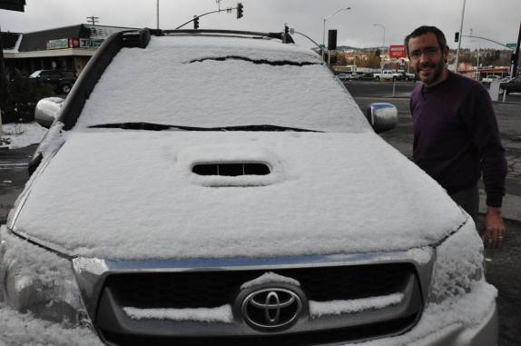 Fiona, depois de uma noite de neve em Susanville, na Sierra Nevada, Califórnoa, nos Estados Unidos